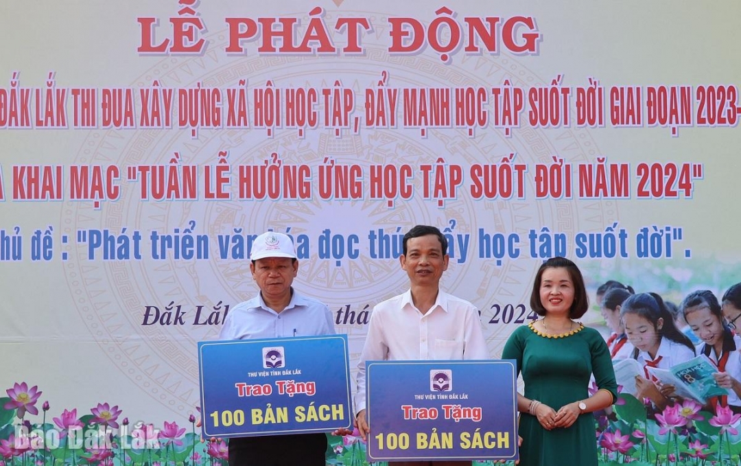 Đại diện Thư viện tỉnh trao tặng sách cho các đơn vị